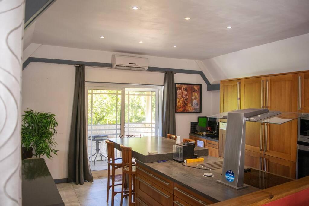 Le Flamboyant Apartment แซ็งต์-จีลส์-เลส์-แบ็งส์ ภายนอก รูปภาพ