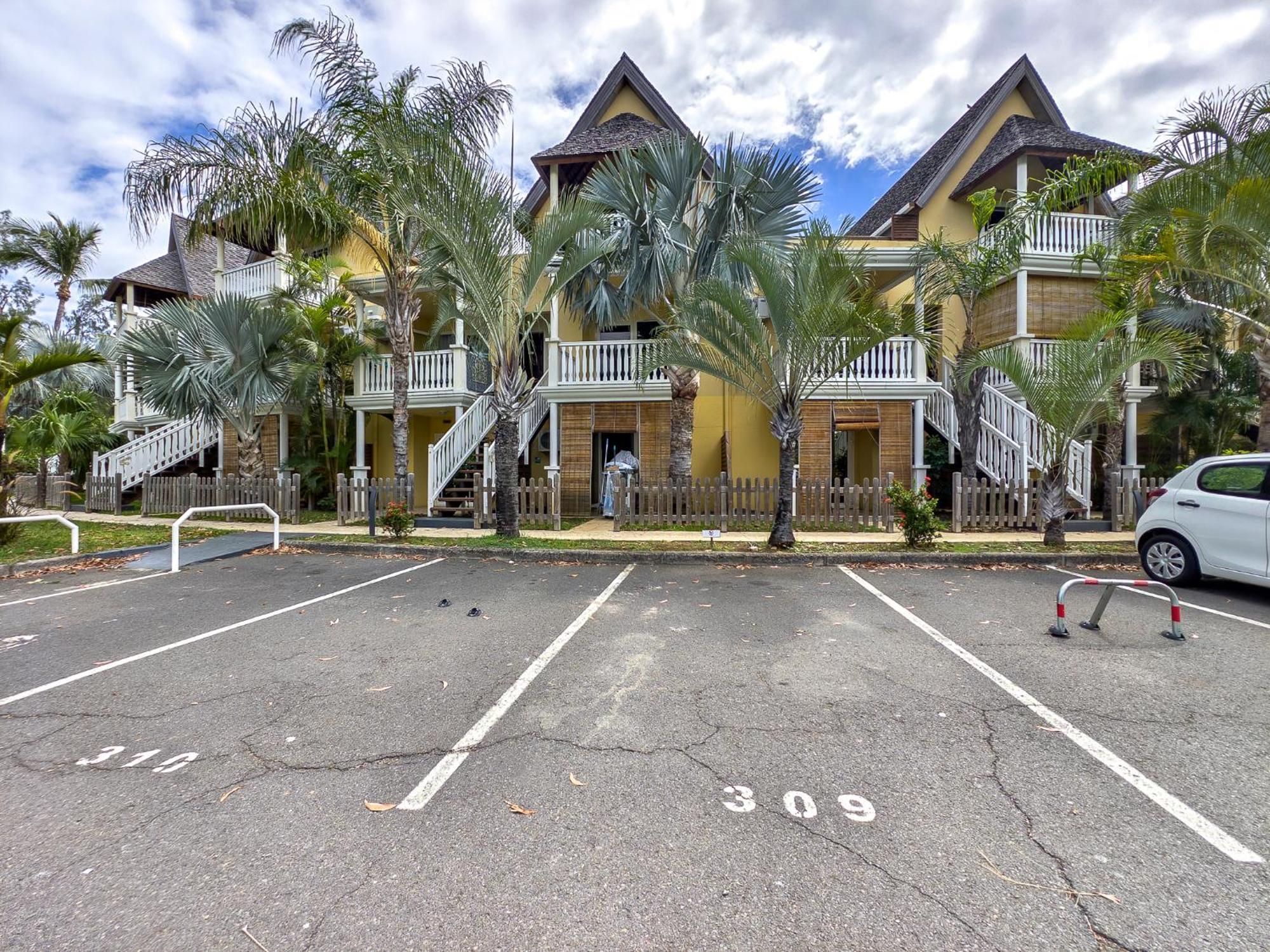 Le Flamboyant Apartment แซ็งต์-จีลส์-เลส์-แบ็งส์ ภายนอก รูปภาพ