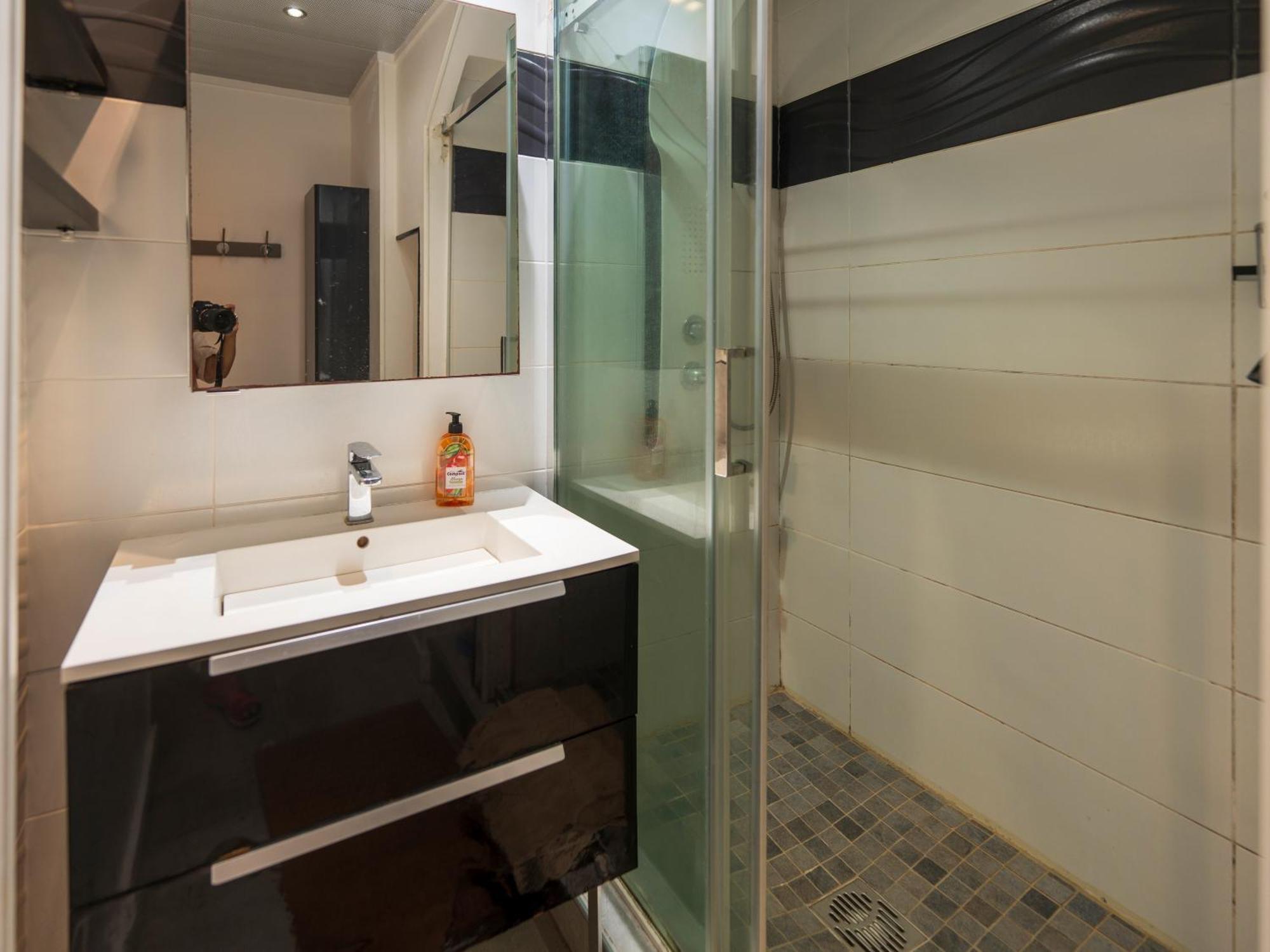 Le Flamboyant Apartment แซ็งต์-จีลส์-เลส์-แบ็งส์ ภายนอก รูปภาพ