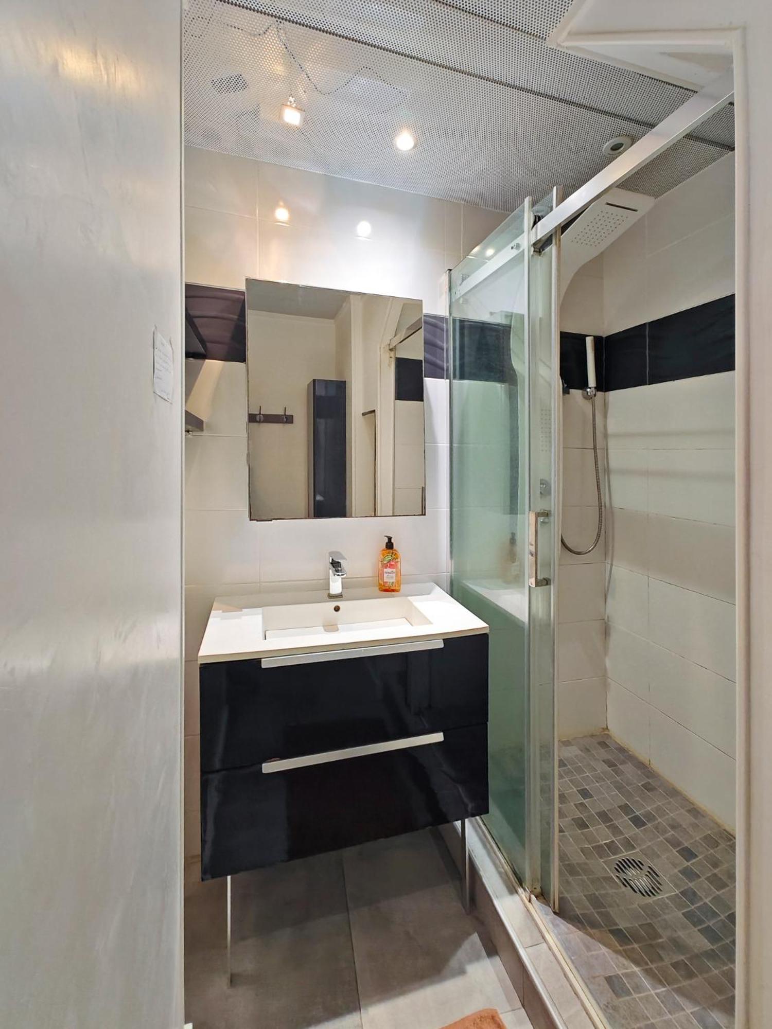 Le Flamboyant Apartment แซ็งต์-จีลส์-เลส์-แบ็งส์ ภายนอก รูปภาพ